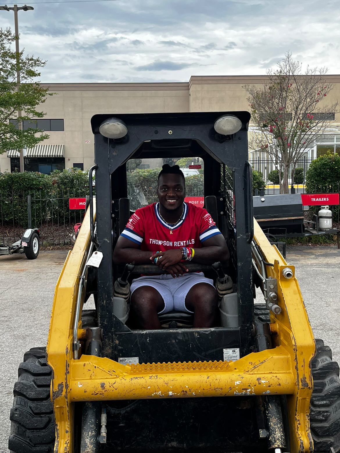 Dakereon Joyner Signs NIL Deal with Thompson Rental Services Thompson Rentals & Sales
